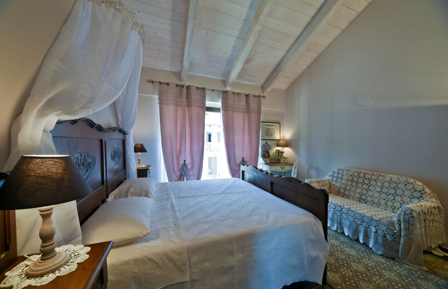 appartamento_la_lesa_camera_letto